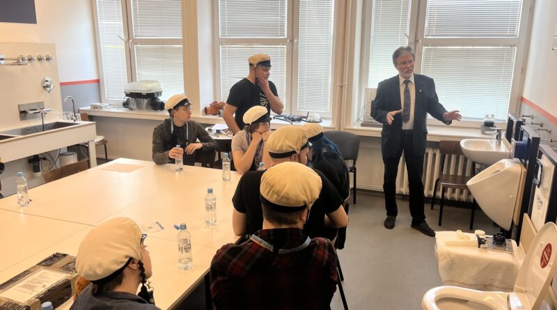 Studenci Uniwersytetu w Oulu z wizytą na naszym Wydziale
